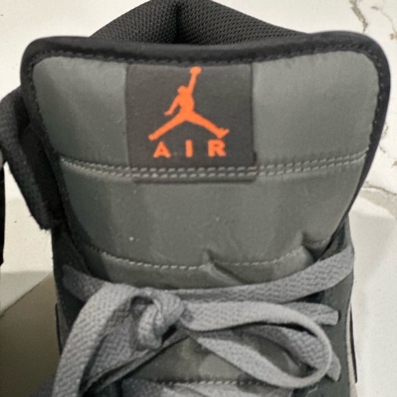 Air Jordan 1 Mid SE - Picture 3 of 5